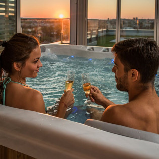 Aquae Private Experience: Jacuzzi Privado con Cava y Masaje para dos en RVHotels Spa Vila de Caldes 4* (Caldes de Montbui, Barcelona)