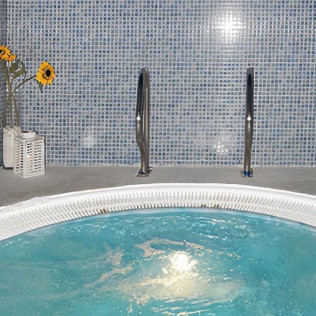Jacuzzi, Brocheta de Frutas, Champán y Bombones para dos (Valladolid)