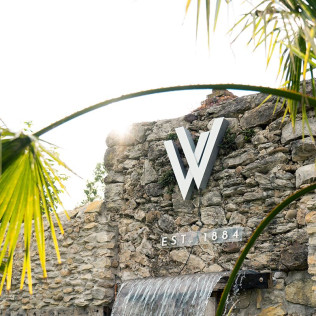 Escapada Romántica con Bañera de Hidromasaje Doble y Botella de Cava en Jardines Villaverde (Villaverde de Pontones, Cantabria)