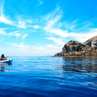 Ruta en Kayak con Reportaje Fotográfico, Refrigerio y Snorkel con Cabo de Gata Activo (Níjar, Almería)