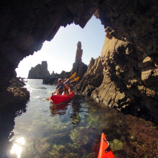 Ruta en Kayak con Reportaje Fotográfico, Refrigerio y Snorkel con Cabo de Gata Activo (Níjar, Almería)