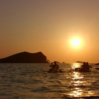 Kayak o SUP y Snorkel al Atardecer con Cava (Ibiza)