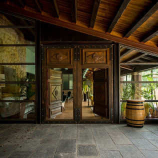 Visita a Bodegas Vinícola Real de La Casa del Cofrade con Cata de Vinos (Albelda de Iregua, La Rioja)