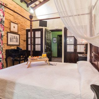 Escapada con Desayuno en La Casona de Calderón Gastronomic & Boutique Hotel 4* (Osuna, Sevilla)