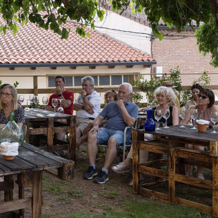 Menú Riojana con Maridaje de Vinos y Experiencia de Apicultura en Campomiel - La Mielería (Ventosa, La Rioja)