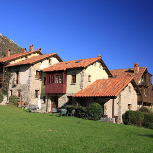 Escapada en Habitación con Bañera Hidromasaje y Cena en Alojamiento Rural La Montaña Mágica (Asturias)