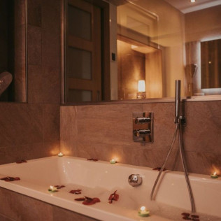 Pack Eros: Escapada con Desayuno, Frutas de la Pasión, Cava y Bombones en Suite Deluxe Natura en La Trobada Hotel Boutique (Girona)