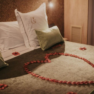 Pack Eros: Escapada con Desayuno, Frutas de la Pasión, Cava y Bombones en Suite Deluxe Natura en La Trobada Hotel Boutique (Girona)