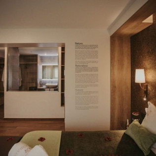 Pack Eros: Escapada con Desayuno, Frutas de la Pasión, Cava y Bombones en Suite Deluxe Natura en La Trobada Hotel Boutique (Girona)