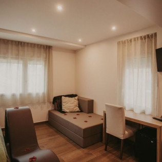 Pack Eros: Escapada con Desayuno, Frutas de la Pasión, Cava y Bombones en Suite Deluxe Natura en La Trobada Hotel Boutique (Girona)