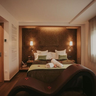 Pack Eros: Escapada con Desayuno, Frutas de la Pasión, Cava y Bombones en Suite Deluxe Natura en La Trobada Hotel Boutique (Girona)