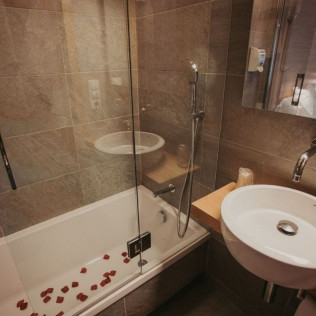 Escapada Romántica con Desayuno Tradicional y Botella de Cava en La Trobada Hotel Boutique (Girona)