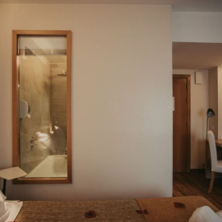 Escapada Romántica con Desayuno Tradicional y Botella de Cava en La Trobada Hotel Boutique (Girona)