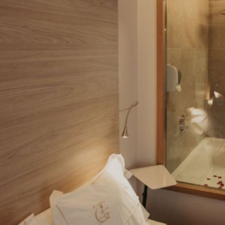 Escapada Romántica con Desayuno Tradicional y Botella de Cava en La Trobada Hotel Boutique (Girona)