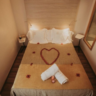 Escapada Romántica con Desayuno Tradicional y Botella de Cava en La Trobada Hotel Boutique (Girona)