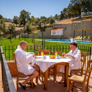 Apartamentos La Venta del Charco: Circuito Spa, Masaje con Ducha Neikp y Comida o Cena para dos (V-D) (Cardeña, Córdoba) 