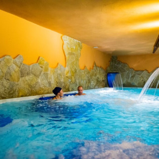 Apartamentos La Venta del Charco: Circuito Spa, Masaje con Ducha Neikp y Comida o Cena para dos (V-D) (Cardeña, Córdoba) 