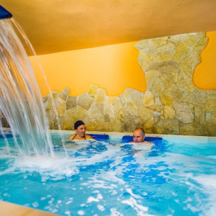 Apartamentos La Venta del Charco: Circuito Spa, Masaje con Ducha Neikp y Comida o Cena para dos (V-D) (Cardeña, Córdoba) 