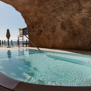 Cuevas Privadas: Day Pass con Cóctel, Brocheta de Fruta, Cerveza, Agua y Botella de Moët Chandon en Lagoon Beach Club (Fuerteventura)