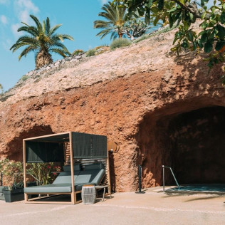 Cuevas Privadas: Day Pass con Cóctel, Brocheta de Fruta, Cerveza, Agua y Botella de Moët Chandon en Lagoon Beach Club (Fuerteventura)