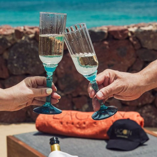 Cuevas Privadas: Day Pass con Cóctel, Brocheta de Fruta, Cerveza, Agua y Botella de Moët Chandon en Lagoon Beach Club (Fuerteventura)
