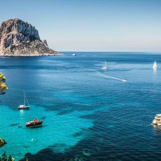 Excursión en Lancha Privada con Snorkel y Stand Up Paddle a Es Vedrà y Atlantis (Sant Antoni de Portmany, Ibiza)