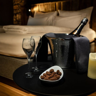 Escapada con Desayuno y Pack Romántico en Junior Suite en Les Pardines 1819 Mountain Suites & SPA (Encamp, Andorra)