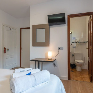 Escapada en Hotel Playa Las Sinas con Mariscada de 1 Metro y Albariquiño para dos (Vilanova de Arousa, Pontevedra)