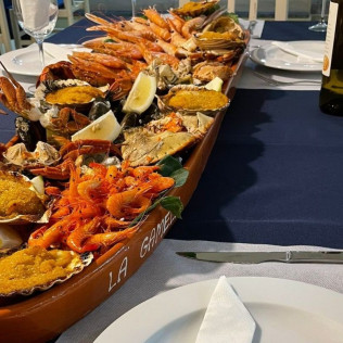 Escapada en Hotel Playa Las Sinas con Mariscada de 1 Metro y Albariquiño para dos (Vilanova de Arousa, Pontevedra)