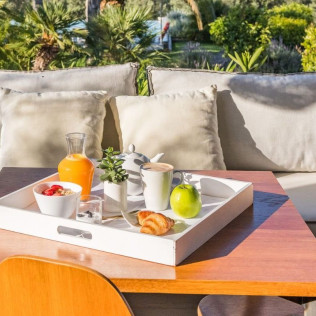 Escapada con Desayuno en Hotel Mas Lazuli 4* Sup (Pau, Girona)