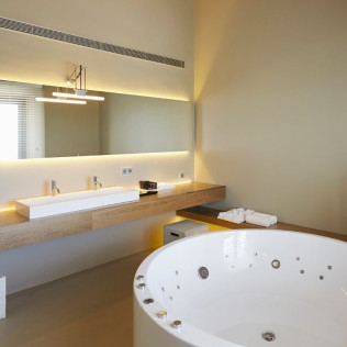 Escapada con Bañera de Hidromasaje en Suite Lazuli en Hotel Mas Lazuli 4* Sup (Pau, Girona)