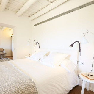 Escapada con Bañera de Hidromasaje en Suite Lazuli en Hotel Mas Lazuli 4* Sup (Pau, Girona)