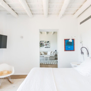 Escapada con Bañera de Hidromasaje en Suite Lazuli en Hotel Mas Lazuli 4* Sup (Pau, Girona)