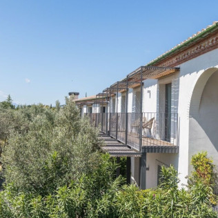 Escapada con Bañera de Hidromasaje en Suite Lazuli en Hotel Mas Lazuli 4* Sup (Pau, Girona)