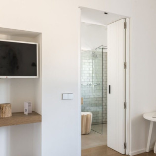 Escapada con Desayuno en Hotel Mas Lazuli 4* Sup (Pau, Girona)