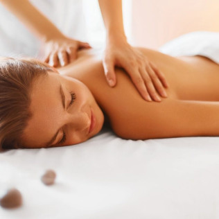 Masaje a Elegir entre: Relajante, Aceites Esenciales o Drenante en Spa Seda Club 5* (Granada)