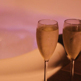 Masaje para dos en Cabina VIP con Cócteles y Jacuzzi Privado en Ananda Spa (Barcelona)