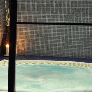 Jacuzzi Privado con Cromoterapia y Masaje Relajante para Parejas (Valladolid)