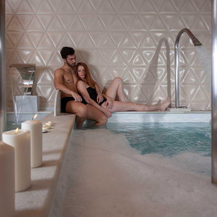 Masaje VIP Pareja: Spa, Masaje al Chocolate, Cava y Bombones para dos en Agua y Salud (Sevilla)