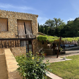 Escapada con Desayuno, Vino y Bombones en Hotel Masia Can Clotas (Cistella, Girona)