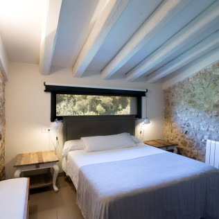 Escapada con Desayuno, Vino y Bombones en Hotel Masia Can Clotas (Cistella, Girona)