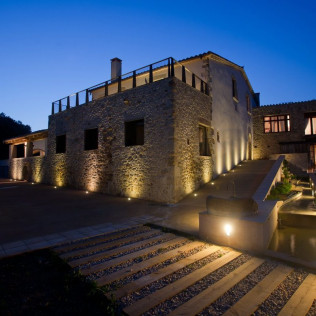 Escapada con Desayuno, Vino y Bombones en Hotel Masia Can Clotas (Cistella, Girona)