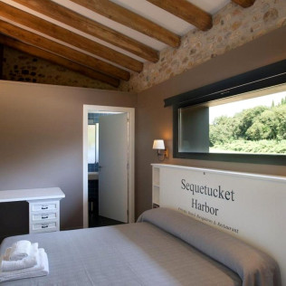 Escapada con Desayuno, Vino y Bombones en Hotel Masia Can Clotas (Cistella, Girona)