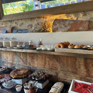 Escapada con Desayuno, Vino y Bombones en Hotel Masia Can Clotas (Cistella, Girona)