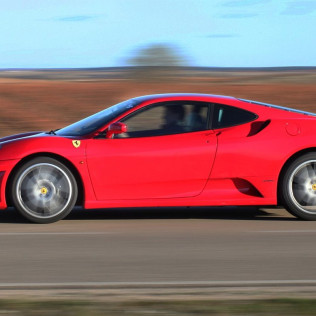 Escapada en Habitación o Cabaña en Masía Rural Can Caponet y Conducir un Ferrari (Barcelona)