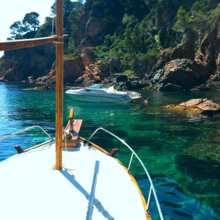Paseo Privado en Barco Menorquín con Opción a Aperitivo y Bebidas o Comida para dos (Palamós, Girona)