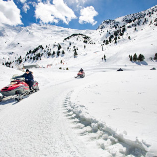 Ruta en moto de nieve para 1 ó 2 personas por el Valle del Ampriu (Cerler, Huesca)
