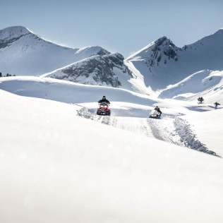 Ruta en moto de nieve para 1 ó 2 personas por el Valle del Ampriu (Cerler, Huesca)