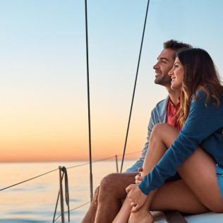 Noche Romántica con Puesta de Sol en Velero para dos (Barcelona)