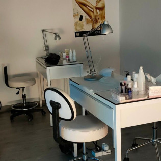Pack Mimo y Relax: Masaje Corporal con Aromaterapia, Pedicura, Cóctel y Macaron en Las Termas de Ruham (Alcorcón, Madrid)
